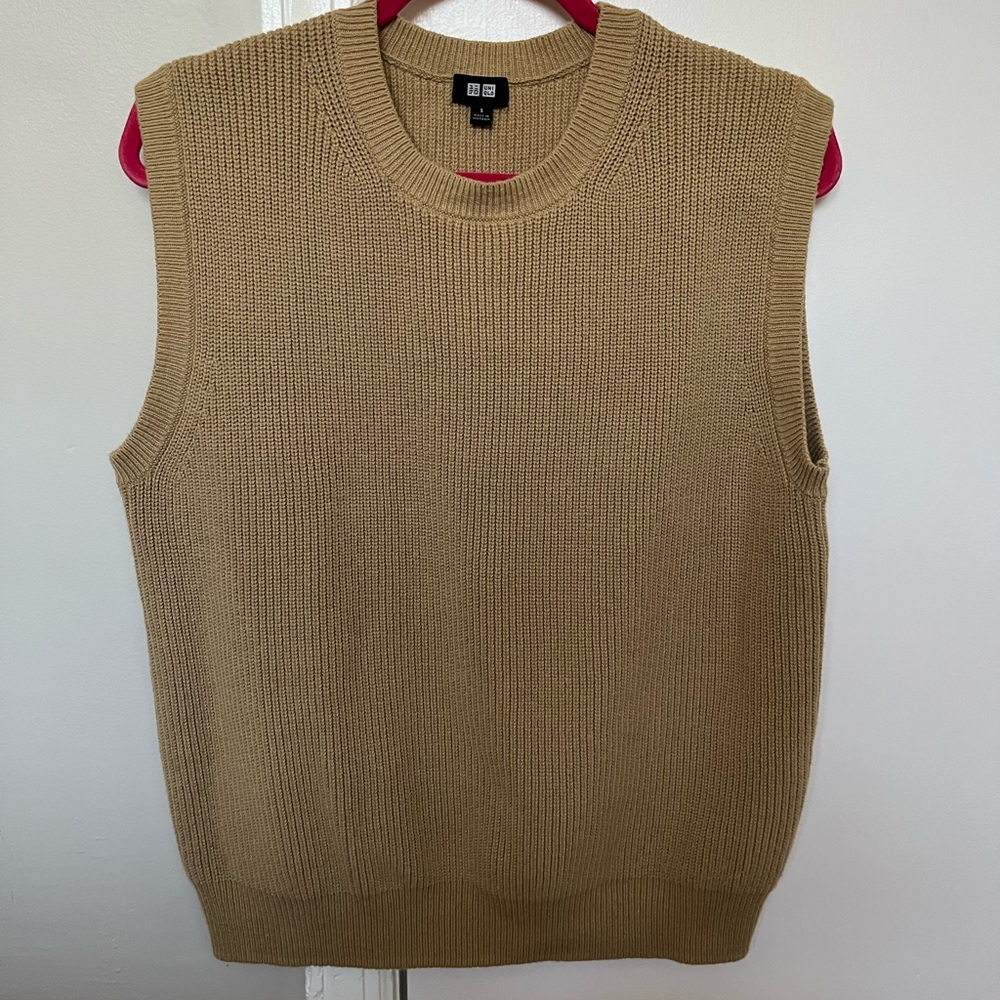 Uniqlo Men's Crewneck vest in Tan